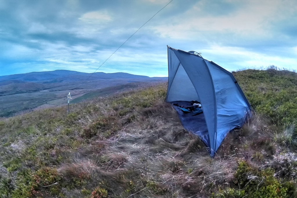 Portable station with a shelter and wire antenna on the fells